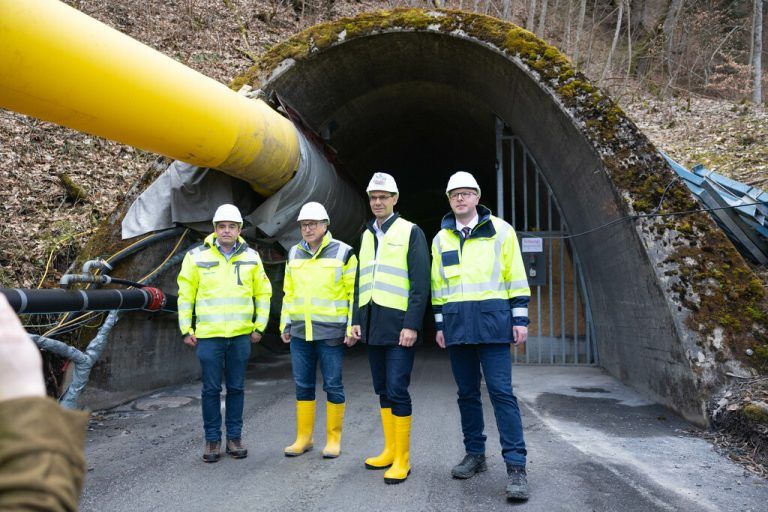 Landeshauptmann Markus Wallner, Helmut Mennel (Vorstandsmitglied illwerke vkw) Gerd Wegeler (Leiter Wasserkraft illwerke vkw) Stefan Wachter (Projektleiter Lünerseewerk II) beim Sondierstollen für das wichtige Energieprojekt.
⇒Hartinger