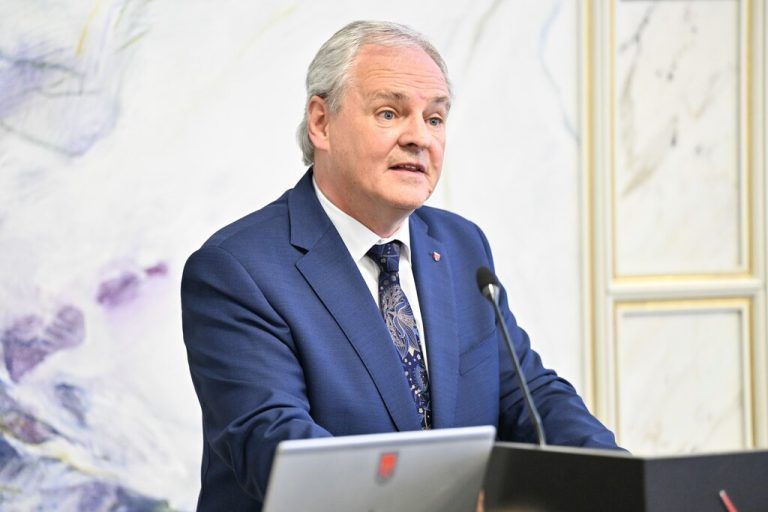 Landtagspräsident Harald Sonderegger lädt zur Enquete.⇒steurer , serra
