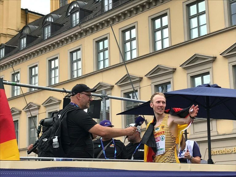 Marathon-Europameister Richard Ringer, der auch schon in Bregenz gewohnt hat, beim Interview nach seinem größten Erfolg 2022 in München. Der gebürtige Überlinger hat einen engen „Laufterminplan“, darum bleibt keine Zeit für den Drei-Länder-Marathon. Trotzdem hat er schon einmal durch Zufall fast teilgenommen.⇒Jochen Dedeleit