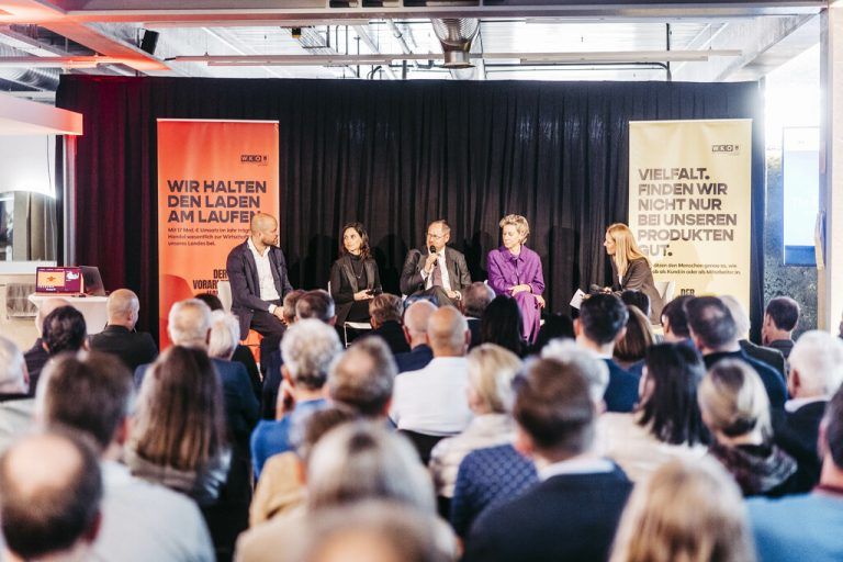 Marc Schumacher, Jennifer Bitsche, Rainer Trefelik, Claudia Pollhammer und Kerstin Polzer auf dem Podium.wkv/Sams