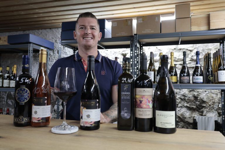 Mario Bortolotti im eigenen Weinkeller, wo regelmäßig exklusive Verkostungen stattfinden.⇒hartinger