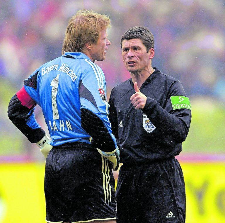 Markus Merk mit Oliver Kahn im Jahr 2005: Der Pfälzer war als Schiedsrichter klar in seiner Ansprache auf dem Feld. ⇒DPA