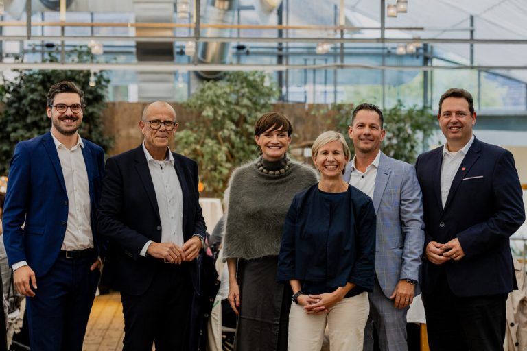 Mathias Klocker, Walter Gohm, Astrid Steharnig-Staudinger), Stefanie Brugger, Robert S. Salant und Manuel Bitschnau.⇒clark (6)