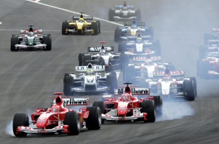 Michael Schumacher (l.) führt das Feld vor seinem Teamkollegen Rubens Barichello an – am 4. April 2004 im erstmals ausgetragenen GP von Bahrain.