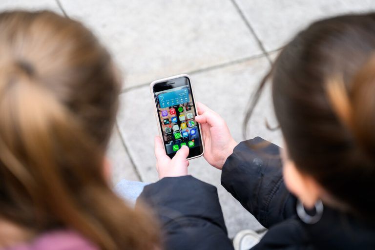 Mit dem Antrag will die Opposition „Social Media an die Leine nehmen“ und „Kinder und Jugendliche schützen“. ⇒apa