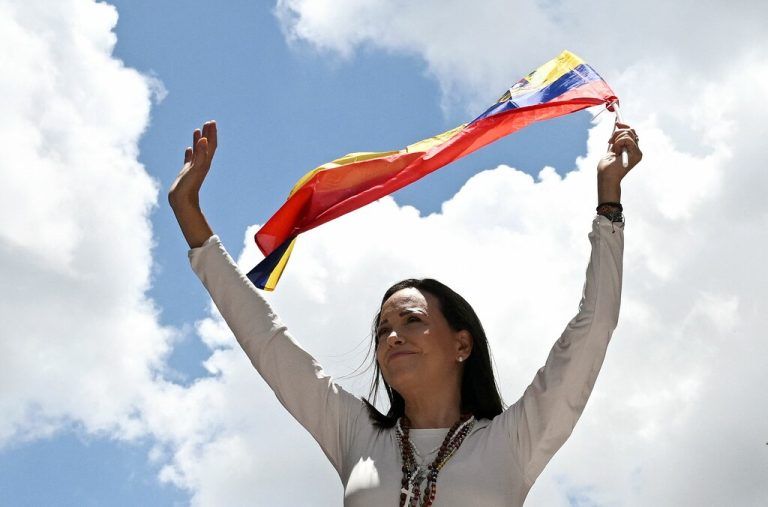 Mit einem Rosenkranz in den Farben Venezuelas zeigt Friedensnobelpreisträgerin María Corina Machado ihren Glauben und ihre Entschlossenheit.⇒afp