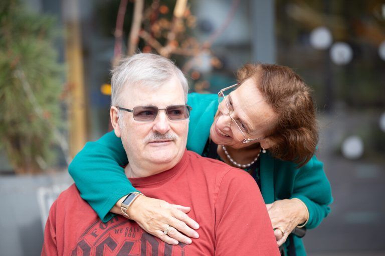 Monika kümmert sich mit großer Hingabe und unerschütterlicher Liebe um ihren Mann Klaus. Gemeinsam meistern sie ihr neues Leben.⇒Serra (4),