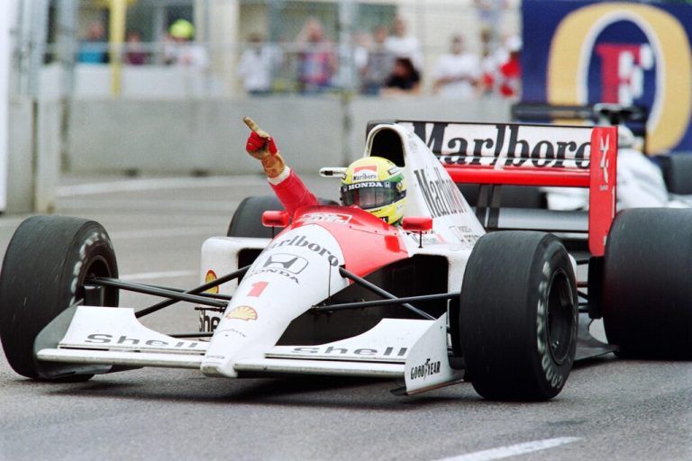 Oben: Ayrton Senna bei der royalen Siegerehrung in Monte Carlo nach seinem Sieg am 7. Mai 1989. Links: Senna gewinnt am 10. März 1991 den Grand Prix der USA. ⇒AFP (2), GEPA (1)
