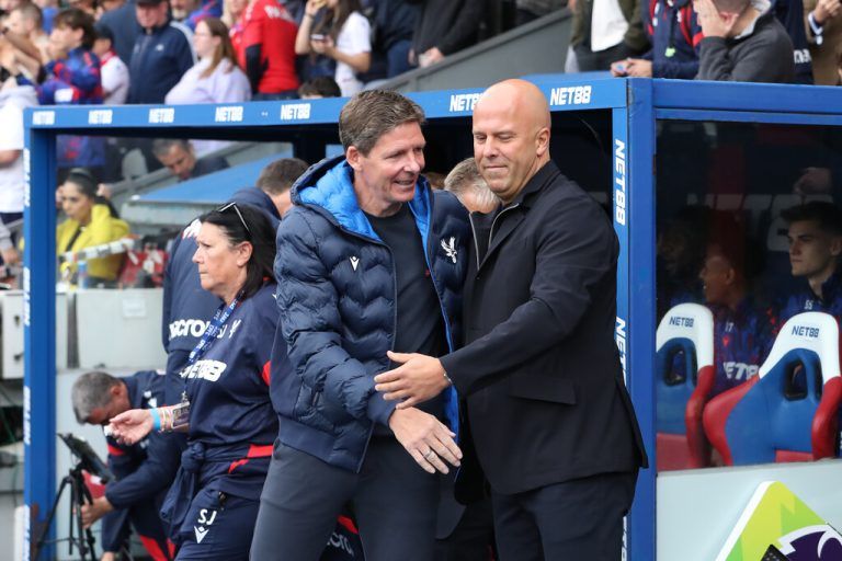 Oliver Glasner (l.) wird für Reds-Trainer Arne Slot langsam zum roten Tuch. ⇒GEPA