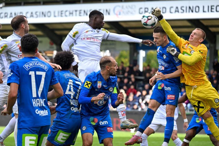 Ousmane Diawara (l.) fand in diesser Szene in Sturm-Goalie Oliver Christensen seinen Meister.⇒ GEPA/Lerch