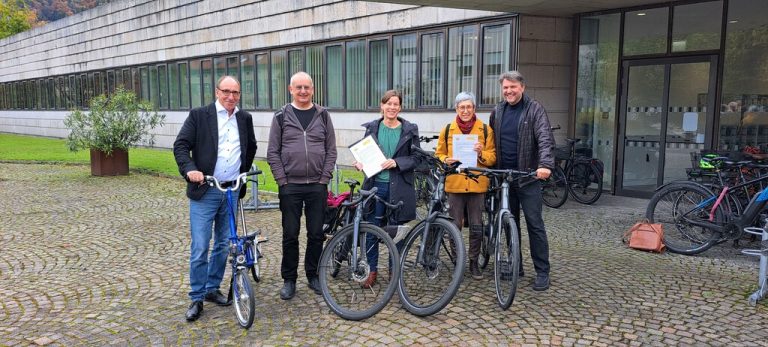 Petitionsübergabe im Bregenzer Landhaus mit prominenter Besetzung.⇒initiative pro rad vorarlberg