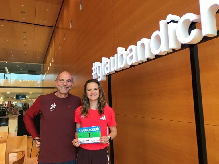 Rennleiter Günther Ernst (l.) mit Top-Favoritin bei den Damen, Rabea Schöneborn. Oben: Am Freitag um Punkt 13 Uhr strömten die Läufer ins Festspielhaus, um sich ihre Startnummern zu sichern. ⇒Jochen Dedeleit (2)