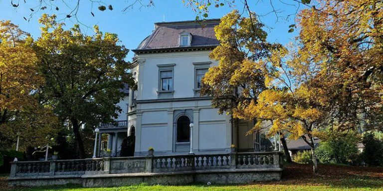 Repräsentativ ist ein Firmensitz allemal. Ob eine private Firma in einer Gemeindewohnnung angesiedelt sein soll, steht allerdings auf einem anderen Blatt.⇒WPA