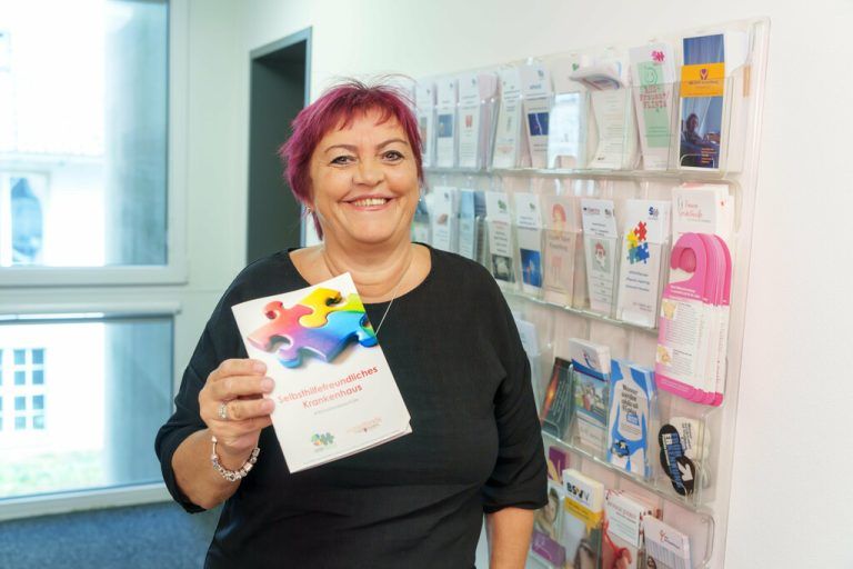 Sabine Moosbrugger mit der Broschüre „Selbsthilfefreundliches Krankenhaus“ und im Interview mit der NEUE.⇒Stiplovsek (4)