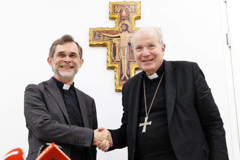 Schönborn (r.) gratuliert seinem Nachfolger Grünwidl.⇒apa