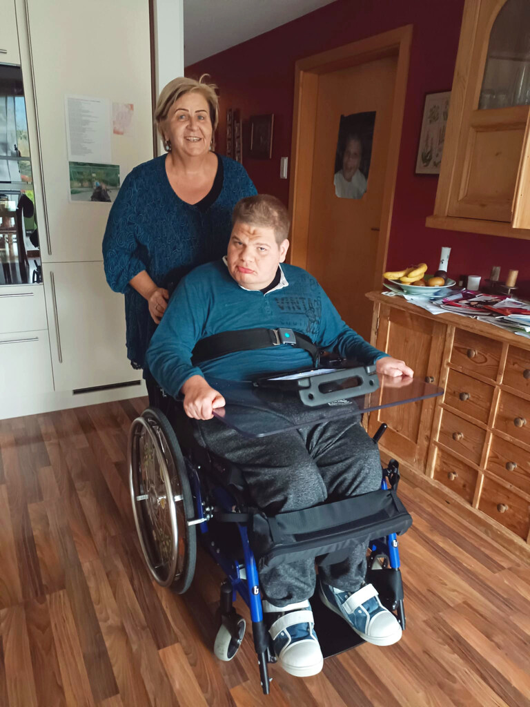 Sebastian und seine Mutter Wilma freuen sich über den neuen Rollstuhl mit Stehfunktion. ⇒privat