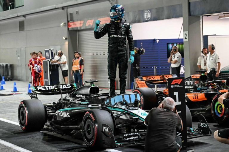 So feiert ein Pole-Position-Mann: Russell steht ganz oben. ⇒ AFP