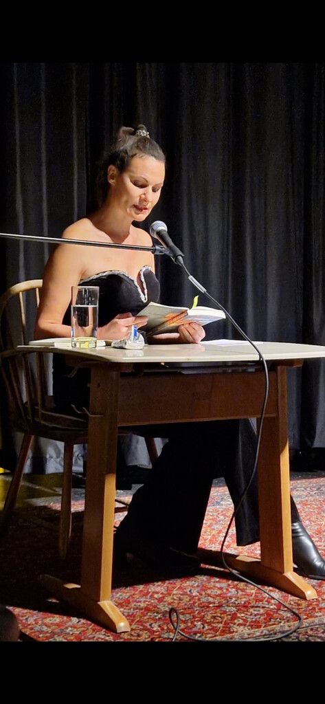 Tanja Scheichl-Ebenhoch bei einer Lesung.⇒privat