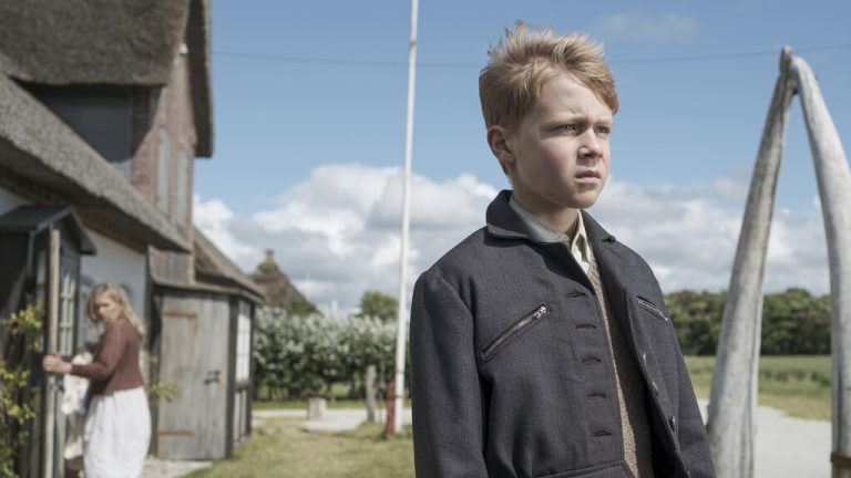 Weite Wattlandschaften, kindliche Unschuld und der Schatten der Geschichte.⇒warner bros