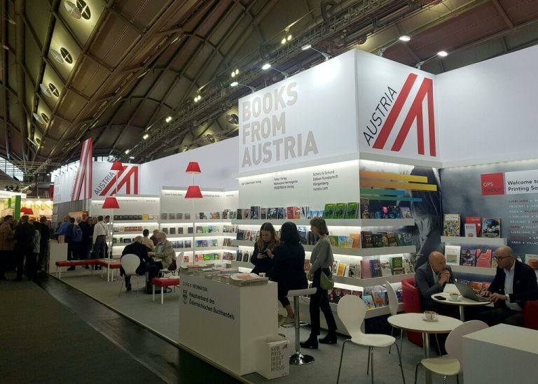 Wie auf diesem Bild aus dem Jahre 2023, ist Österreich auch heuer auf der Frankfurter Buchmesse mit starker Präsenz vertreten. ⇒apa
