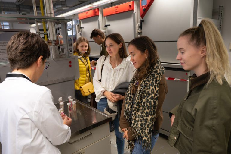 Zahlreiche Besucherinnen erlebten die Arbeit des Umweltinstituts beim Tag der offenen Tür hautnah.⇒VLK/Serra