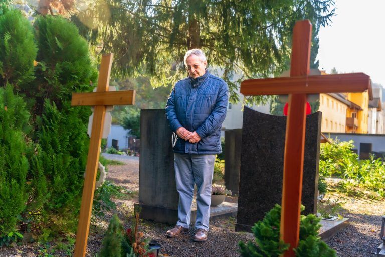 Zu Allerheiligen denken viele über das Sterben nach. Der Tod bleibt ein Thema, über das noch immer selten gesprochen wird. ⇒Hartinger; Helvetia