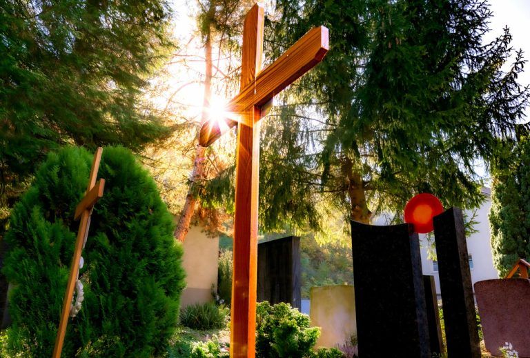 Zu Allerheiligen wird das Erinnern spürbar. Viele gedenken am Friedhof, andere schaffen sich eigene Orte des Abschieds.