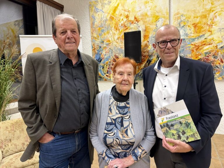 Albert Oswald, Jytte Dünser und Walter Gohm mit dem Dialektbuch „Z Fraschtaz dahäm“.⇒Lutz (6)