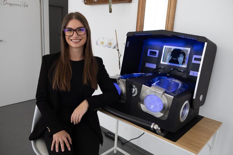 Andjela Crepuljarevic bringt mit ihrer mobilen Kältekammer die wohltuende Wirkung gezielter Kältereize direkt zu ihren Kunden.⇒hartinger (4)