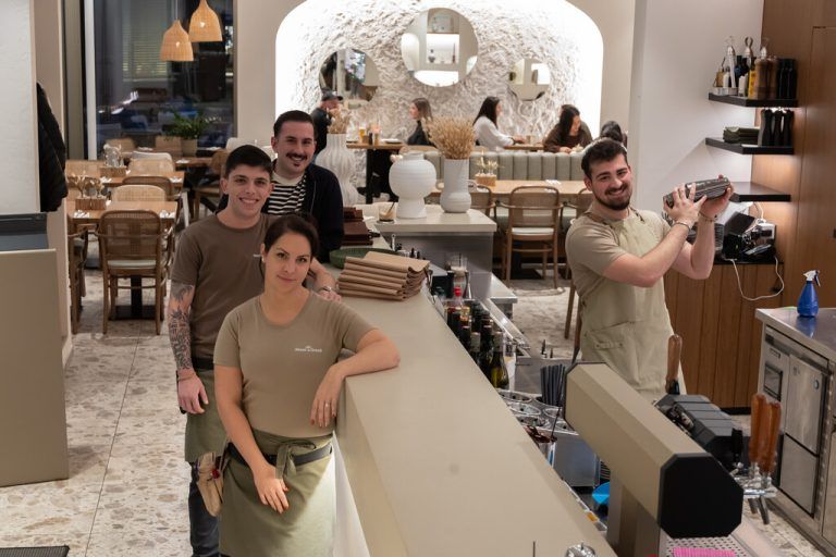 Athanasios Karanikas (hinten) baut auf ein junges Team. ⇒Hartinger