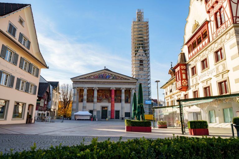 Auffallend und imposant: Der eingerüstete Kirchturm.⇒dietmar Stiplovsek