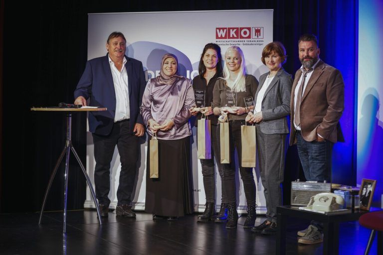 Ausgezeichnete Mitarbeitende mit Innungsmeister Halbrainer (r.).wkv/rauch