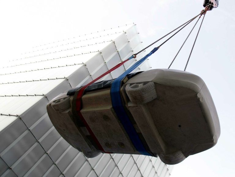 Bechtolds Betonporsche zählen zu den prominenten Arbeiten der Stadt. Dieses Bild von der Aufstellung im Jahr 2006 erinnert an den Aufwand hinter dem vertrauten Objekt.⇒Gmeiner