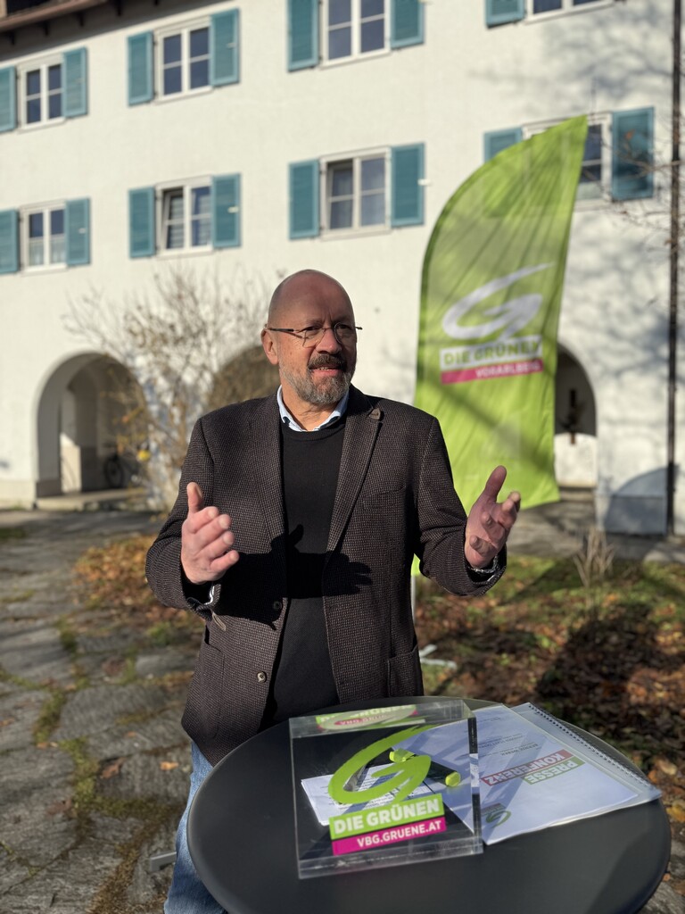Bernie Weber hielt die Pressekonferenz vor Ort in der Siedlung Rheinstraße ab.⇒grüne vorarlberg