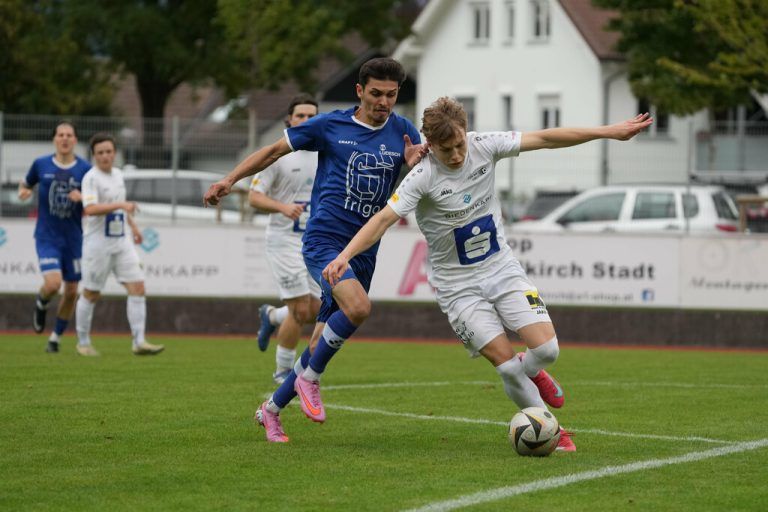 Blau-Weiß Feldkirch, hier in Weiß-Blau im Spiel gegen den SV Ludesch, ist das Team der Stunde in der Hansesun Super Liga.⇒Dietmar Stiplovsek