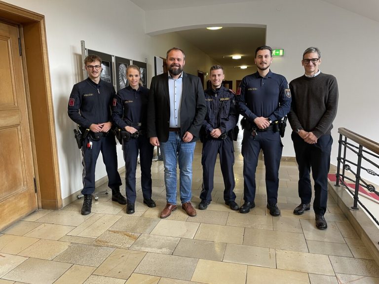 Bürgermeister Fäßler mit dem neuen Sicherheits-Quartett.⇒std