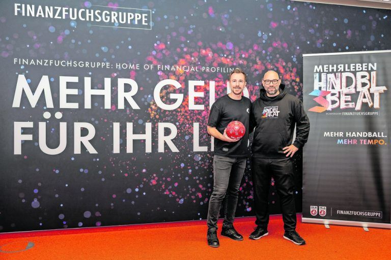 Christian Mattasits, CEO von Bewerbssponsor Finanzfuchsgruppe, und HLA-Geschäftsführer Christoph Edelmüller bei der Präsentation.⇒HLA