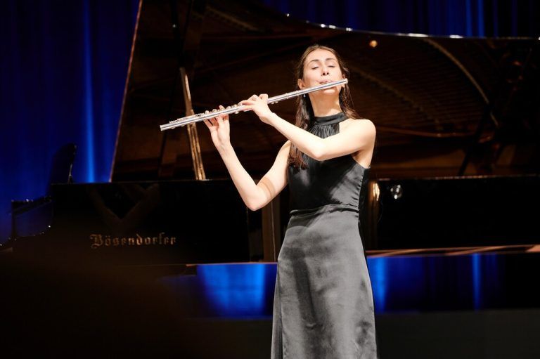 Daria Batschi (Harfe) und Sofiia Rzaieva (Flöte) haben beim Konzert der Stella Sinfonieta ihren großen Auftritt.⇒Villa Falkenhorst