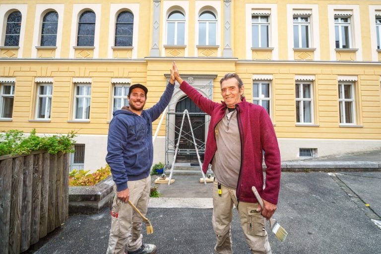 Das Atrium der Propstei St. Gerold (r.) wurde von Heinrich und Florian Hosp verputzt und zeigt eindrucksvoll die Verbindung von Geschichte und Gegenwart.stiplovsek, St. Gerold