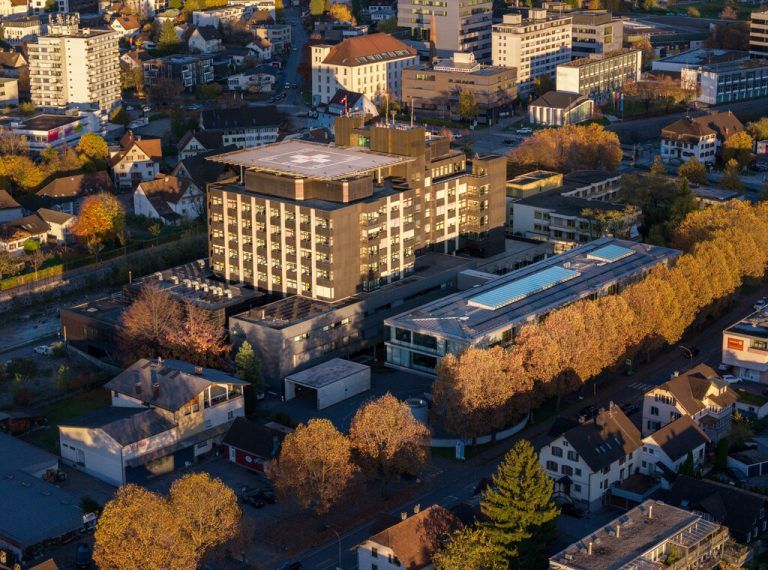 Das städtische Krankenhaus Dornbirn steht im Mittelpunkt der Diskussion um die Spitalsreform. Eine mögliche Verlegung der Geburtshilfe nach Bregenz sorgt für heftige Reaktionen. ⇒⇒Stiplobsek