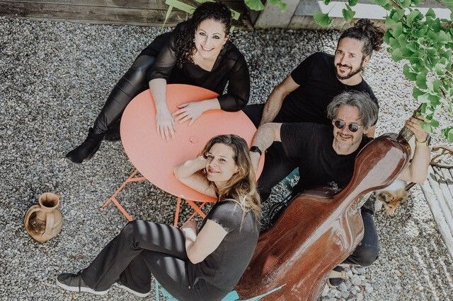 Das Trio Tractatus und Lia Hartl gestalten „Hinter dem Rücken der Zeit“, komponiert von Marcus Nigsch. Grawe, furxer