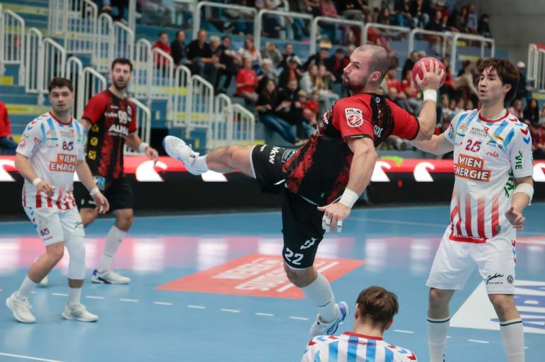 Dejan Babic (r.) war wie immer eine Bank im Harder Spiel. Unten fand Trainer Hannes Jón Jónsson wohl genau die richtigen Worte für seine Spieler.⇒Klaus Hartinger (3)