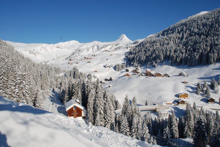 Der Blick von Faschina nach Damüls: Bislang sind die beiden Wintersportorte nur durch eine Straße verbunden.⇒⇒Damüls-Faschina Tourismus/keiser