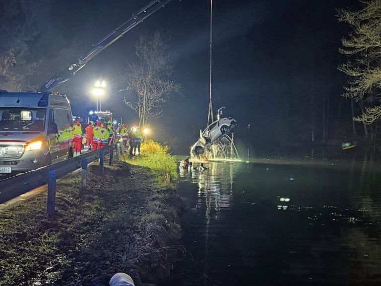 Der Pkw wurde mittels Kran aus dem See geborgen.⇒vlach
