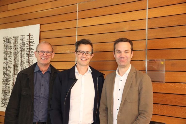 Die Ärzte Josef Concin und Lothar Boso mit Bürgermeister Florian Themeßl-Huber (v.l.). ⇒Gemeinde Nüziders