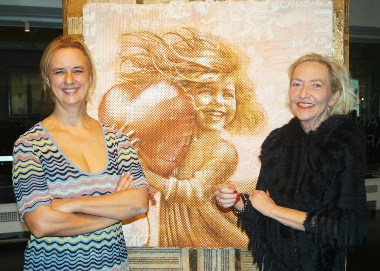 Die deutsch-italienische Künstlerin Patrizia Casagranda mit Galeristin Sylvia Janschek bei ihrer neuen Ausstellung.⇒Ritter (7)