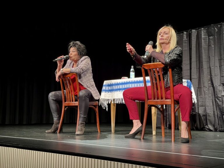 Die „Feuerbienen“ Sabine Marte und Christine Nachbauer sorgten für viele Lacher im Löwensaal.⇒lutz (7)