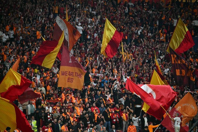 Die frenetische Begeisterung der türkischen Fans für den Fußball wird derzeit auf eine harte Probe gestellt. ⇒AFP