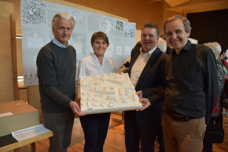 Die Gemeinde legte der Aussendung ein Foto von der Präsentation des SNZ-Siegerprojets bei, das so jedoch nicht umgesetzt wird. ⇒marktgemeinde wolfurt