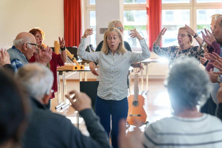 Die große Freude am gemeinsamen Singen ist allen Teilnehmenden des Aphasie-Chors in Dornbirn anzusehen.